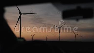 驾着美丽的落日天空驶过风车